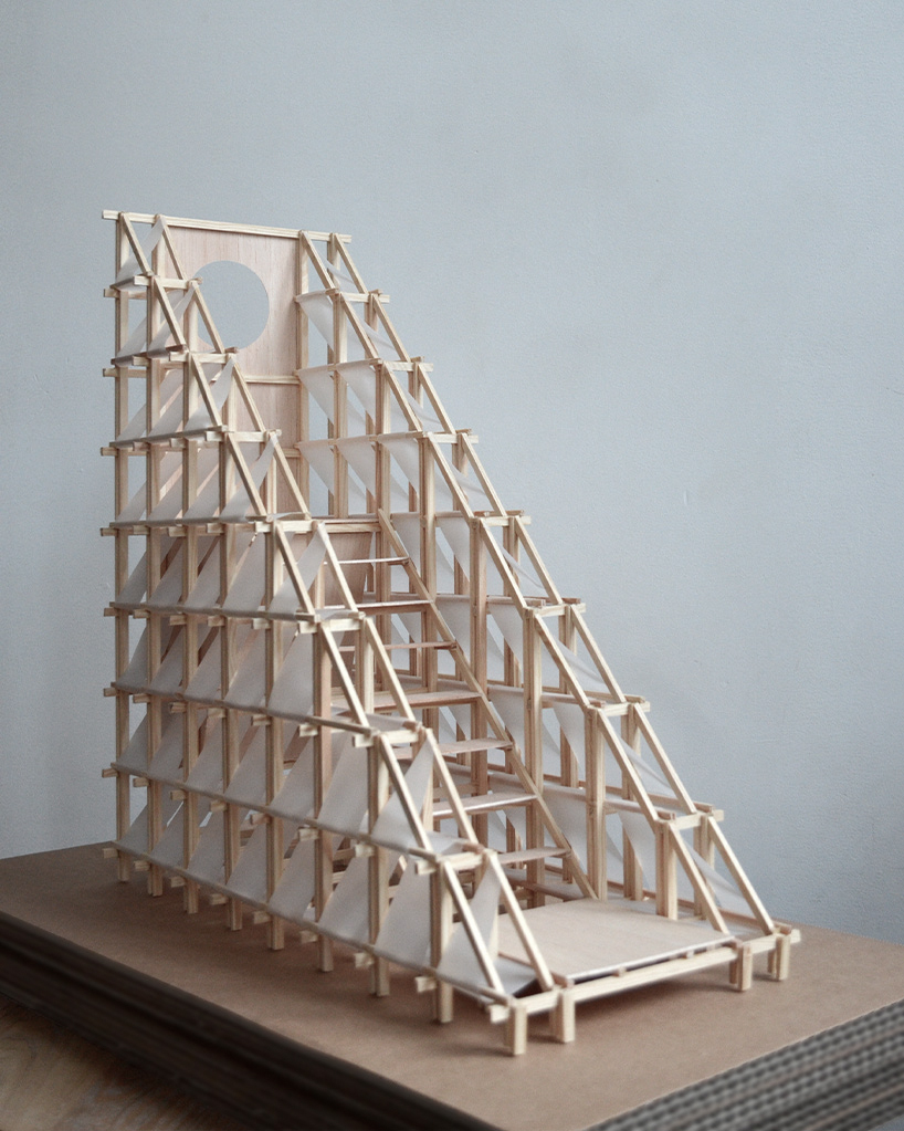 Piel textil blanca en el marco de madera forma triángulo nómada cabaña por celva y saga