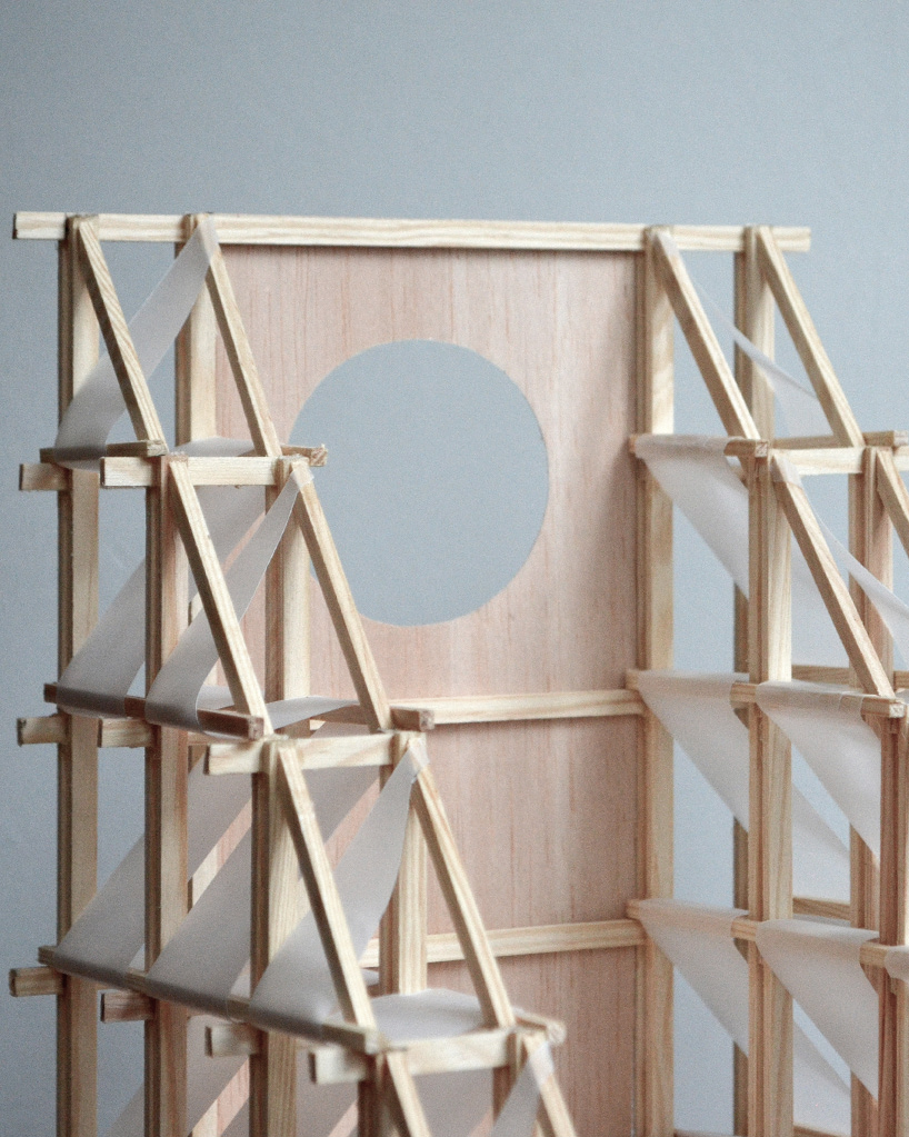 Piel textil blanca en el marco de madera forma triángulo nómada cabaña por celva y saga