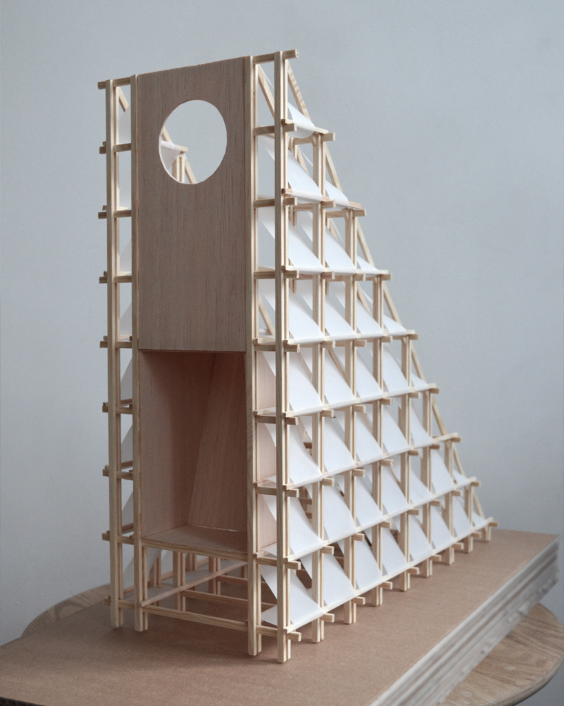 Piel textil blanca en el marco de madera forma triángulo nómada cabaña por celva y saga