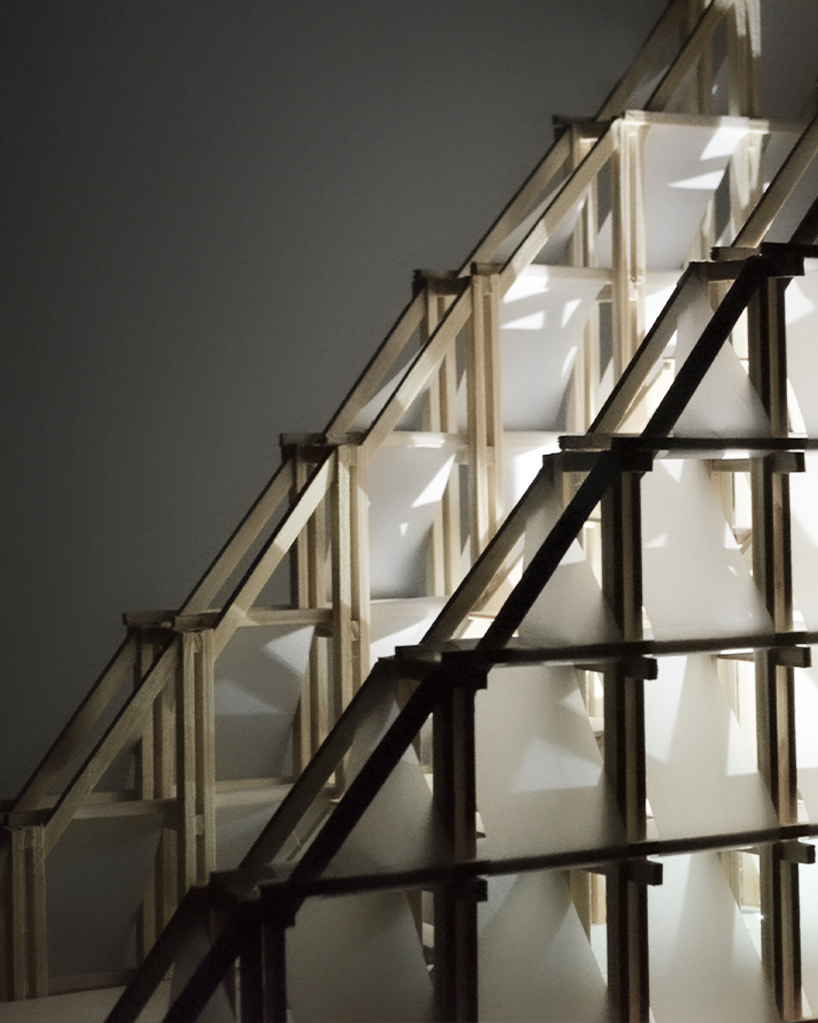 Piel textil blanca en el marco de madera forma triángulo nómada cabaña por celva y saga