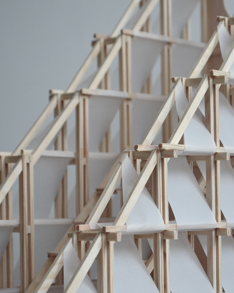 Piel textil blanca en el marco de madera forma triángulo nómada cabaña por celva y saga