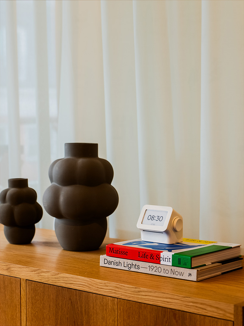 La exhibición electrónica de papel muestra el primer plano cálido por la noche y por la noche