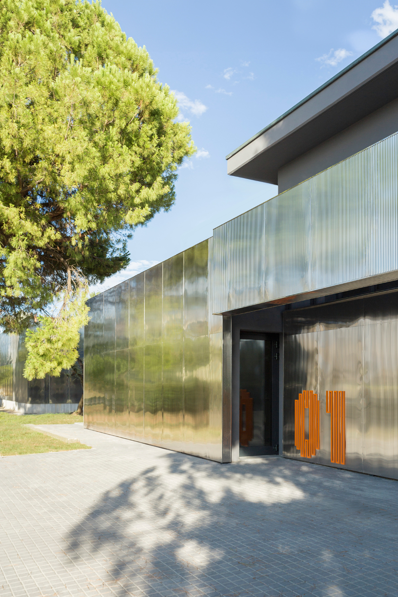 mirrored aluminum facade blurs distretto solidale social space into the italian landscape - 4