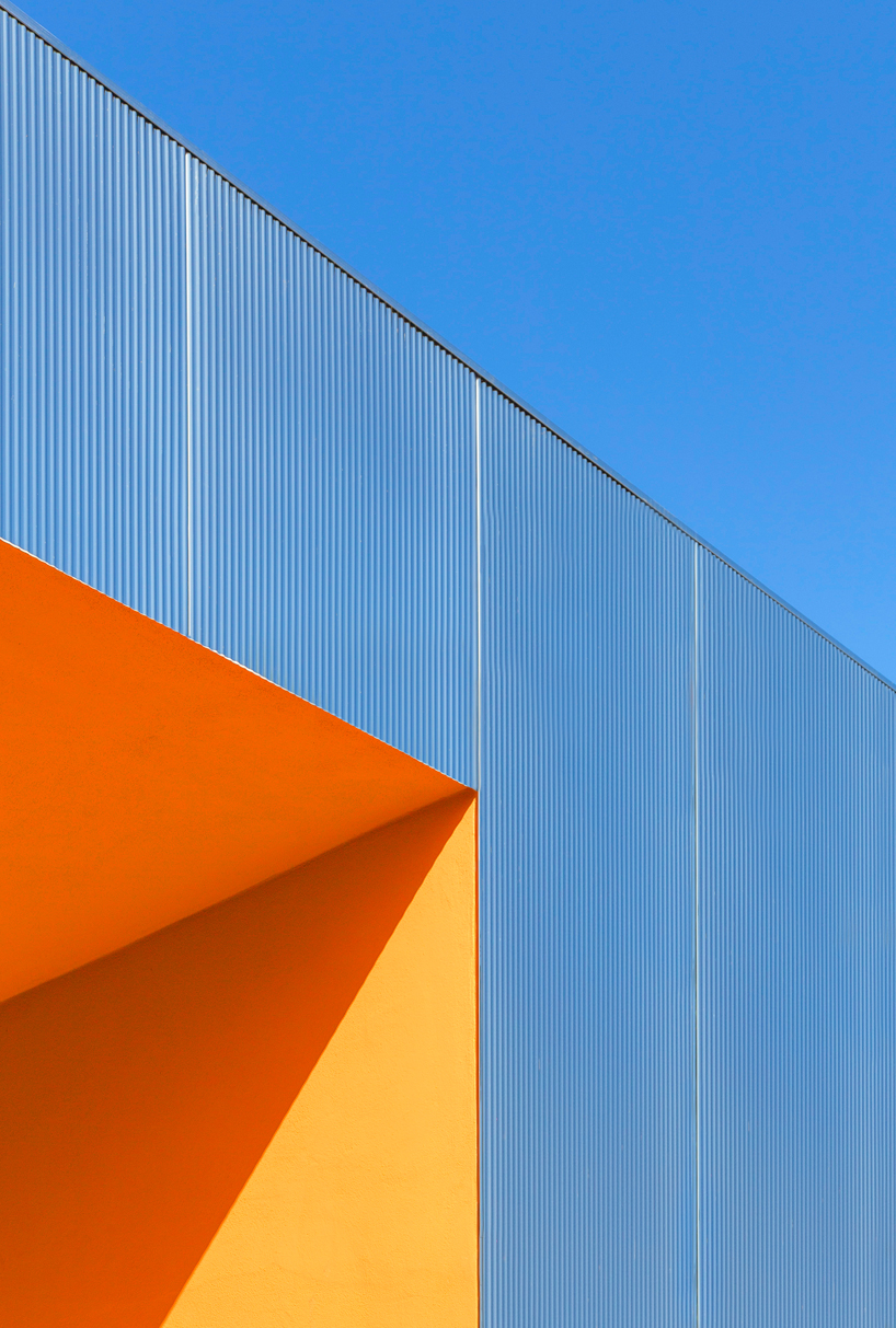 mirrored aluminum facade blurs distretto solidale social space into the italian landscape - 7