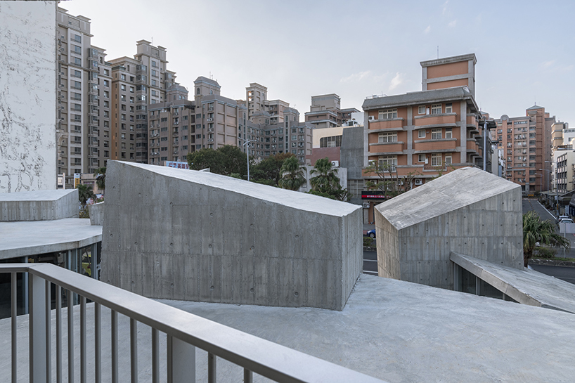 Diez contornos de hormigón inclinado del Centro de Ventas de Bienes Raíces del Hotel Giant de Taiwán