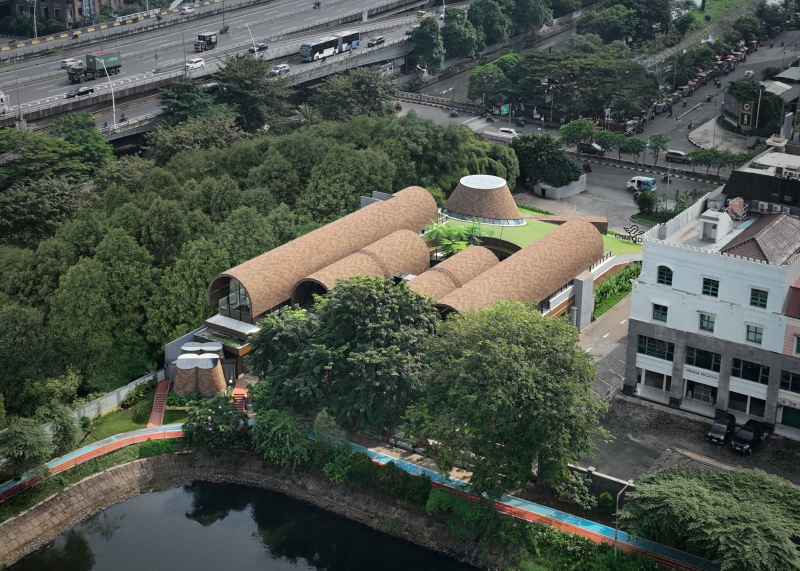 Cuatro refugios arqueados en Rad+AR se extienden en jardines inclinados en capas en el norte de Yakarta