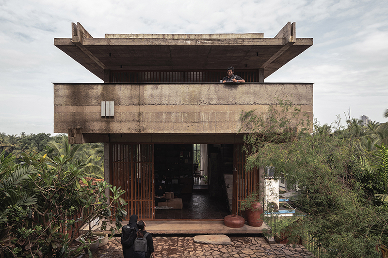 La residencia de la oficina híbrida extiende los balcones originales de concreto sobre la calidad de la madera incorporada india