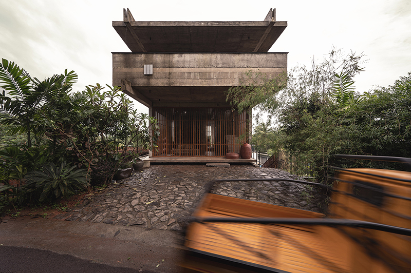 La residencia de la oficina híbrida extiende los balcones originales de concreto sobre la calidad de la madera incorporada india