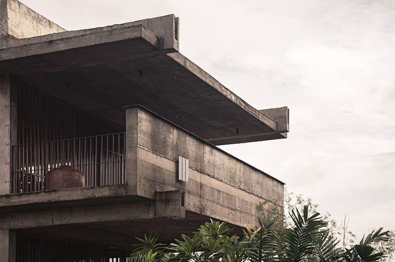 La residencia de la oficina híbrida extiende los balcones originales de concreto sobre la calidad de la madera incorporada india