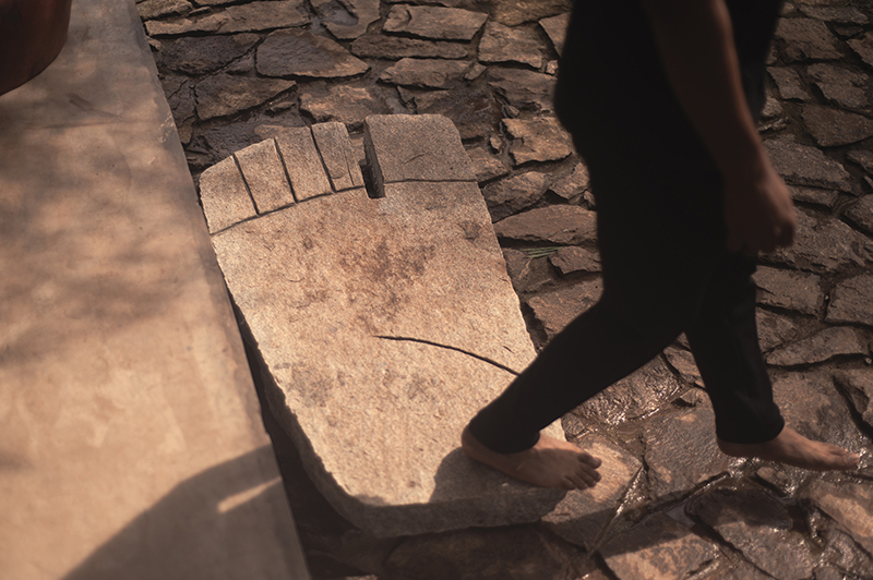 La residencia de la oficina híbrida extiende los balcones originales de concreto sobre la calidad de la madera incorporada india