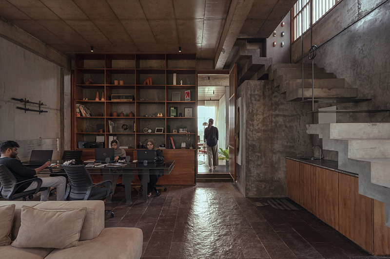 La residencia de la oficina híbrida extiende los balcones originales de concreto sobre la calidad de la madera incorporada india