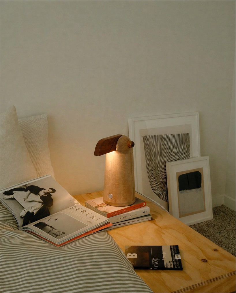 crafted from dual-tone solid oak, TUPI lamp by estudio gris resembles bird at rest - 9