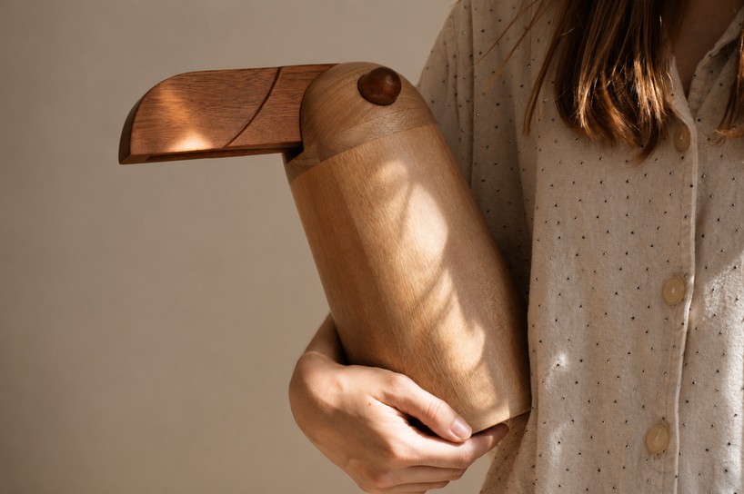 crafted from dual-tone solid oak, TUPI lamp by estudio gris resembles bird at rest - 1
