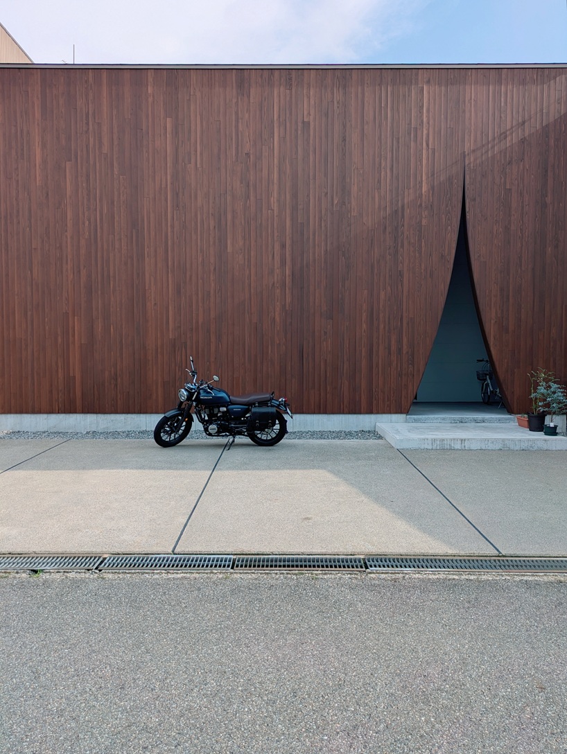 Las piezas exteriores de madera, como las cortinas, revelan el interior soleado de las residencias japonesas