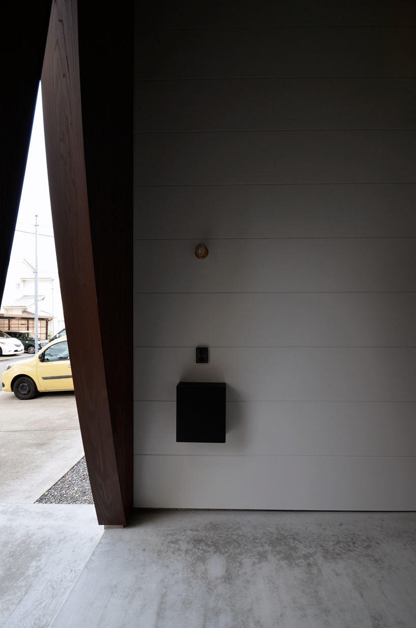 Las piezas exteriores de madera, como las cortinas, revelan el interior soleado de las residencias japonesas