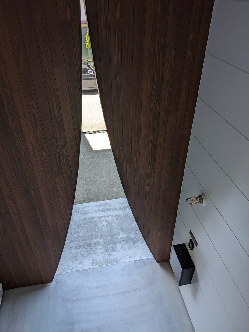 Las piezas exteriores de madera, como las cortinas, revelan el interior soleado de las residencias japonesas