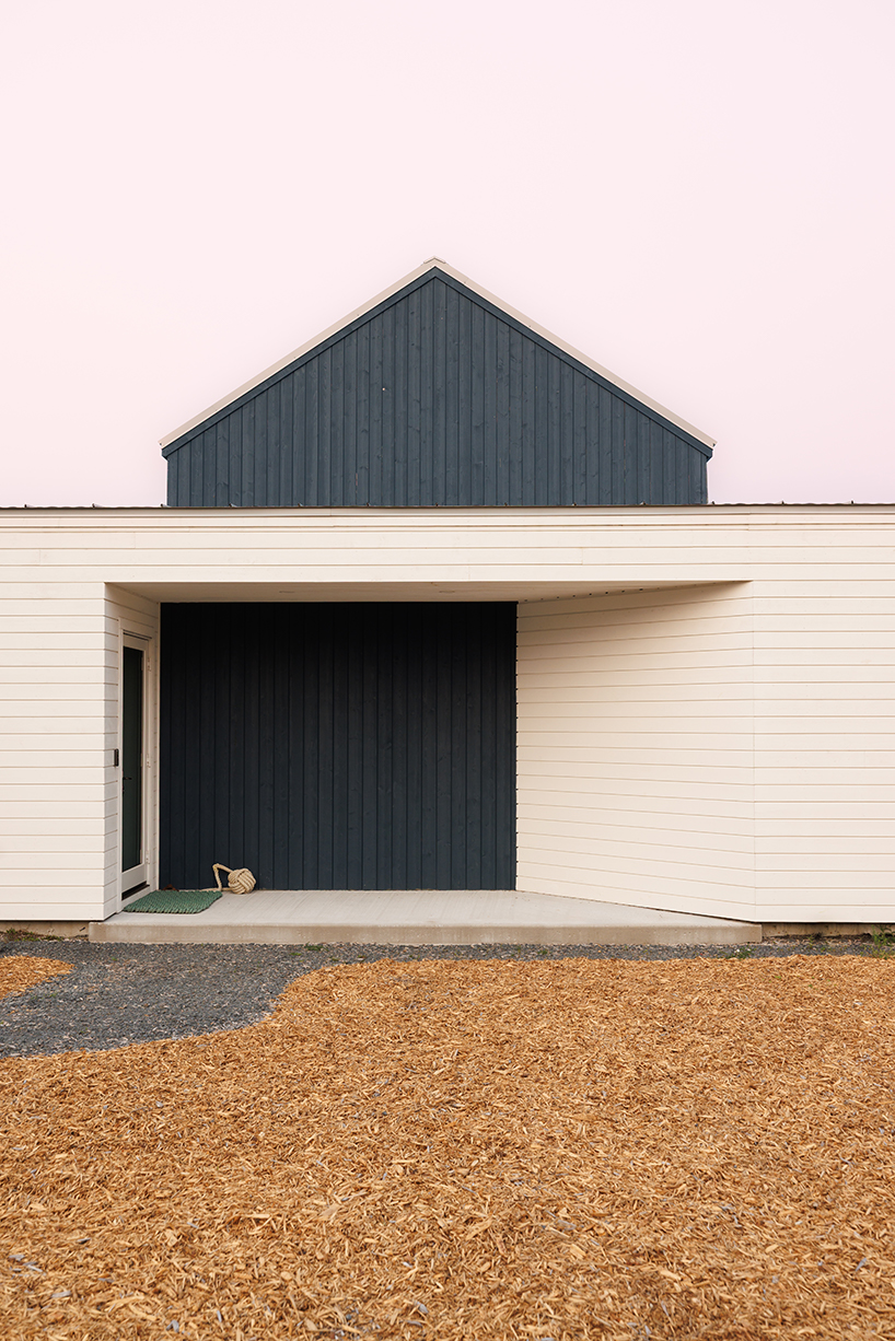 Comparación de Gables y Techo de metal con una sola pierna, la casa de la esquina de madera superior de Canadá