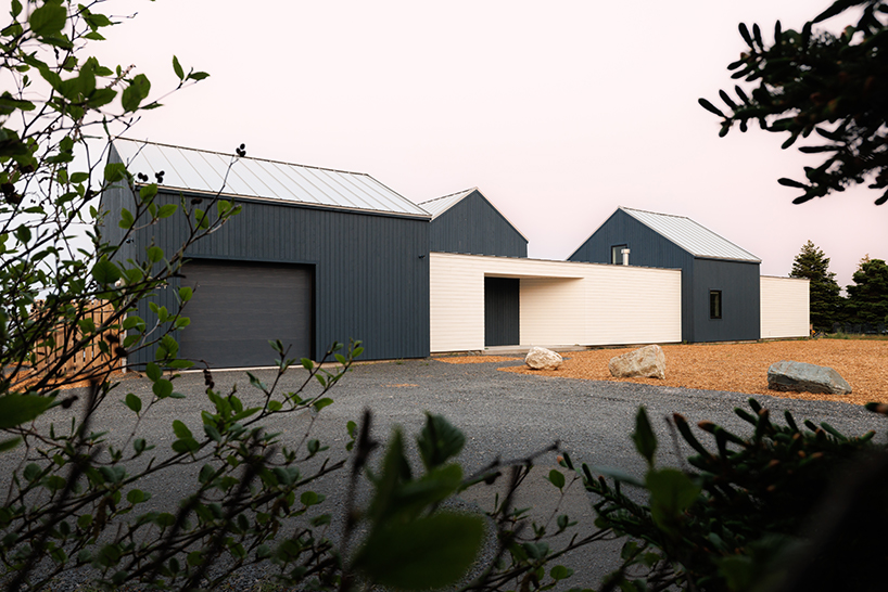 Comparación de Gables y Techo de metal con una sola pierna, la casa de la esquina de madera superior de Canadá