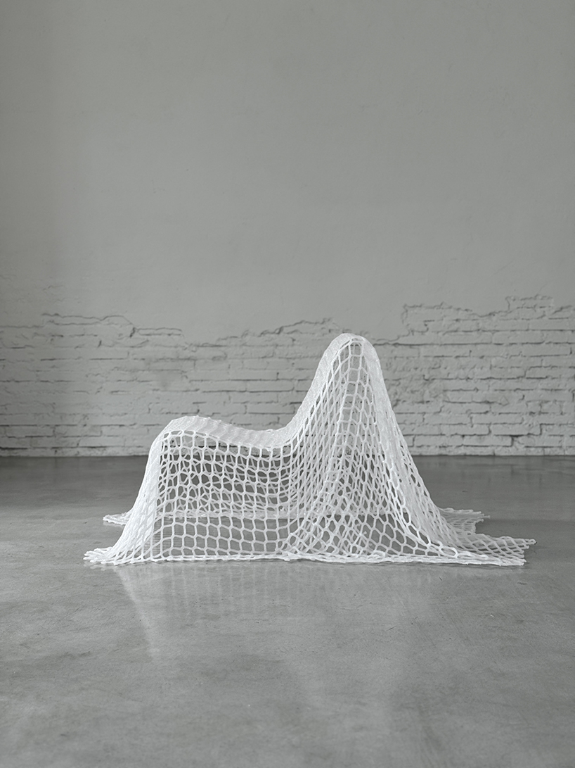 La malla de polipropileno desechada reestera la escultura funcional penetrante de Irán en una escultura funcional permeable