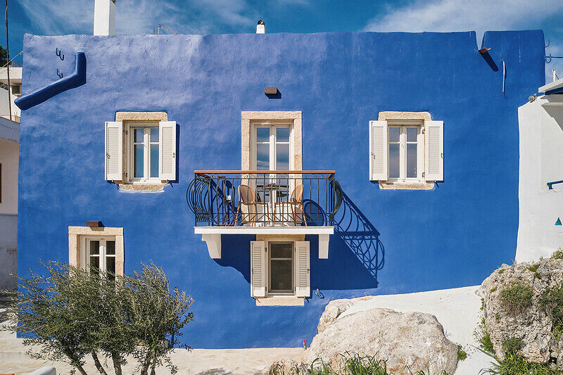 La fachada azul vibrante trae nueva vida a los retiros de monje en Les, Grecia
