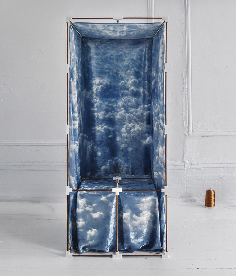 Silla de malla de latón modular colgando en terciopelo