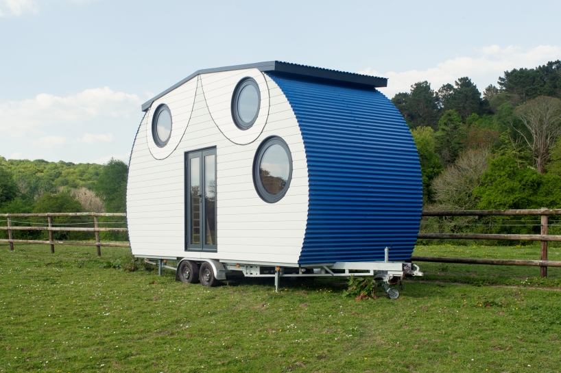 Pequeña casa de binocles de ojos redondos da vida a ruedas compactas