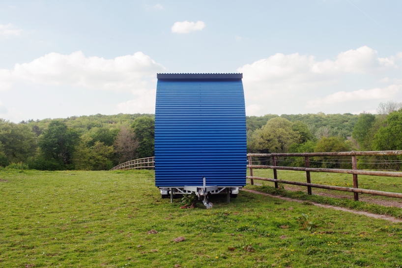 Pequeña casa de binocles de ojos redondos da vida a ruedas compactas