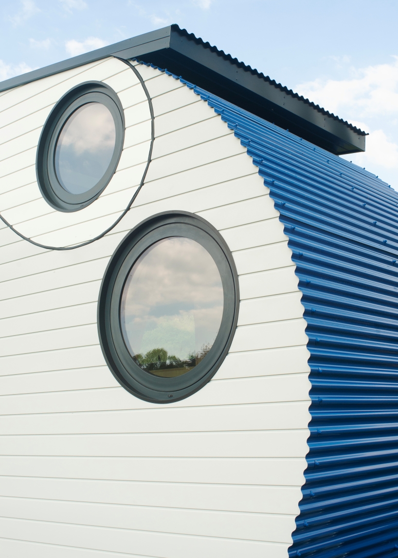 Pequeña casa de binocles de ojos redondos da vida a ruedas compactas