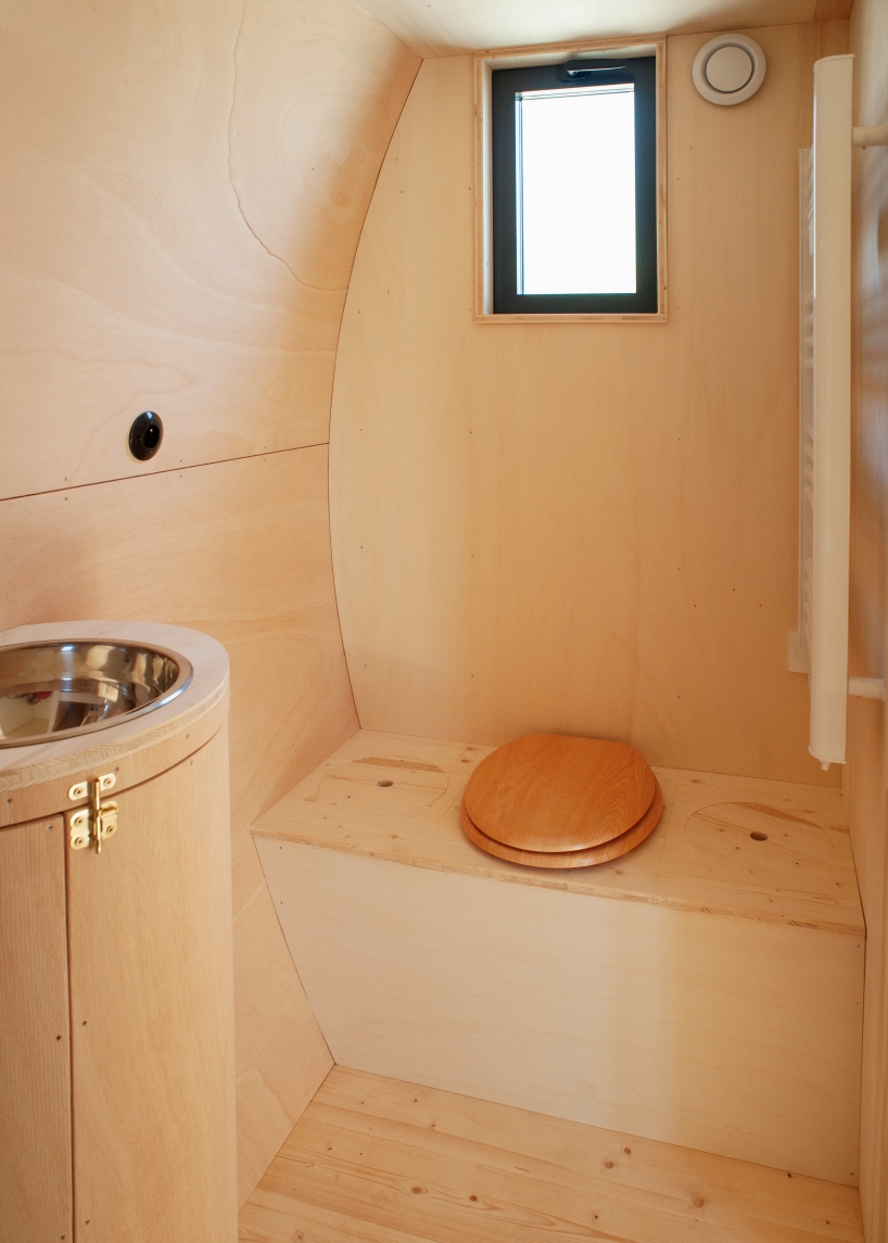 round-eyed tiny binocles homes bring compact living on wheels