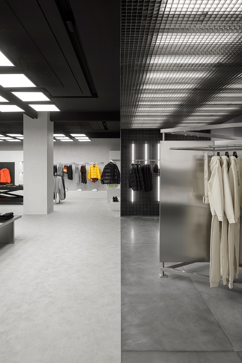 La cuadrícula de metal retroiluminada ilumina el espacio comercial híbrido en Zara en Rotterdam