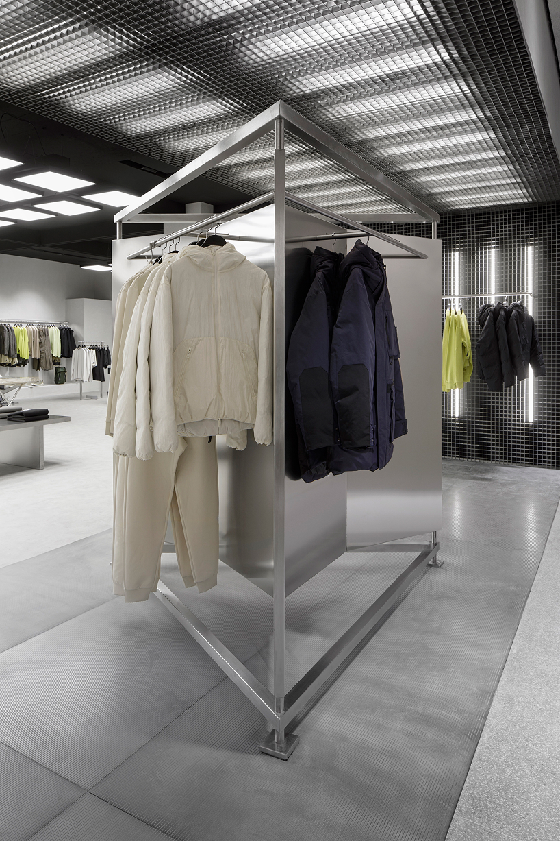 La cuadrícula de metal retroiluminada ilumina el espacio comercial híbrido en Zara en Rotterdam