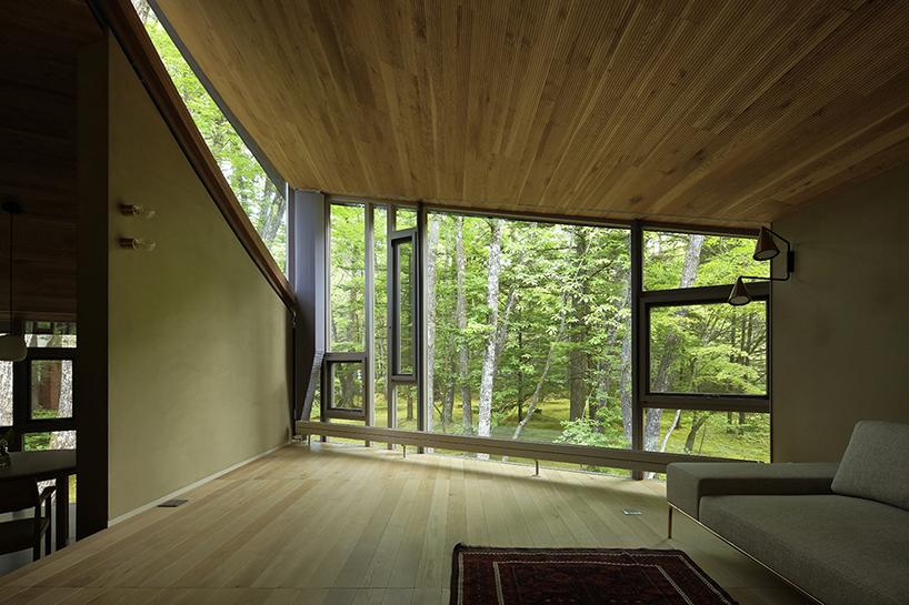 Villa con dosel de madera hexagonal en un jardín de musgo japonés