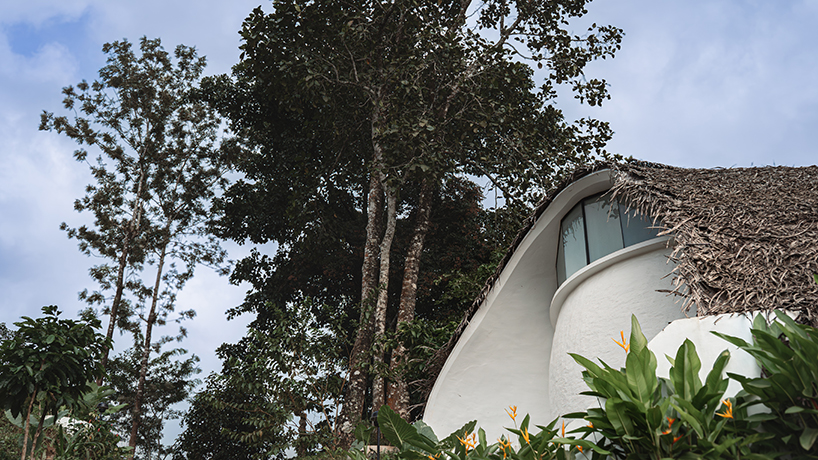 Techo de concha orgánica hecho de paja y techo de barro Retiro ecológico de escultura india