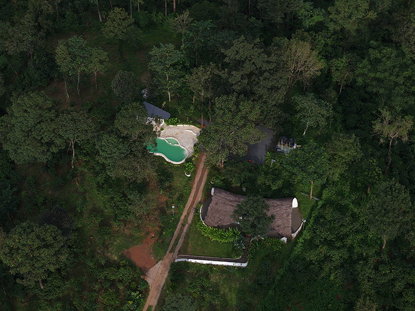 Techo de concha orgánica hecho de paja y techo de barro Retiro ecológico de escultura india