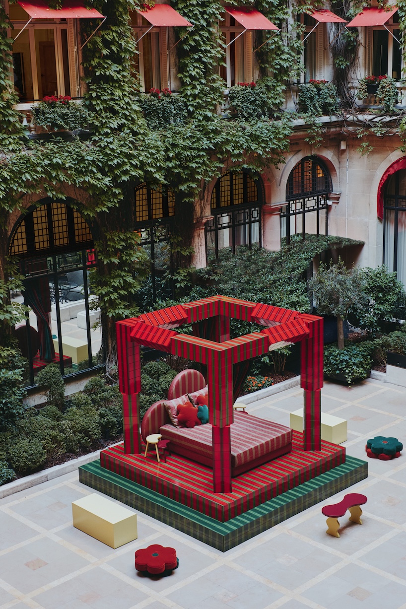 Cama de grabado de baldosas de cerámica verde y rojo, por Uchonia