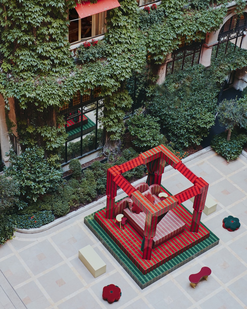 Cama de grabado de baldosas de cerámica verde y rojo, por Uchonia