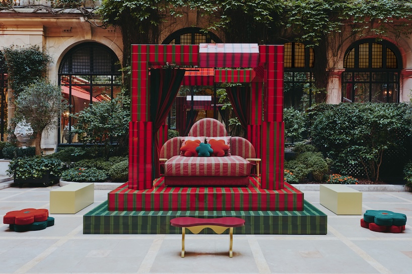 Cama de grabado de baldosas de cerámica verde y rojo, por Uchonia