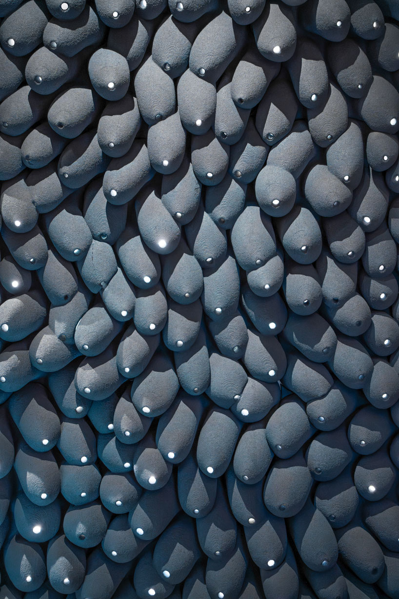 Una casa con tejado reciclado impresa en 3D explora la vida urbana adaptativa en la Bienal de Venecia 2025