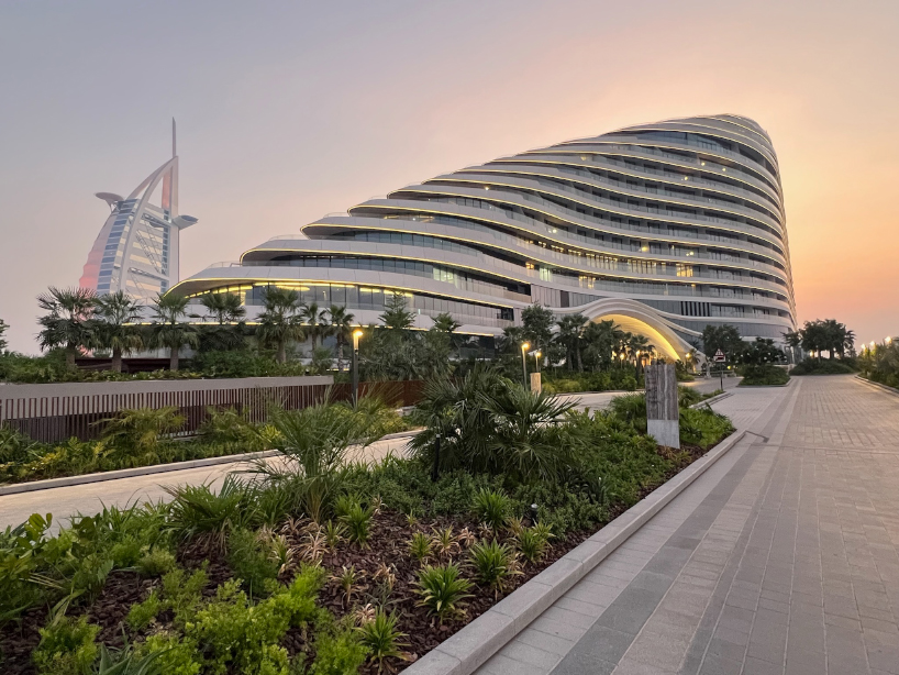 Dos paredes de cerámica impresas en 3D de RAP Studio se elevan como olas esculpidas en la entrada de un hotel de Dubai