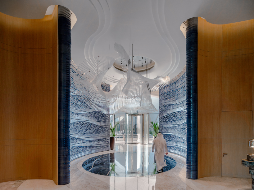 Dos paredes de cerámica impresas en 3D de RAP Studio se elevan como olas esculpidas en la entrada de un hotel de Dubai