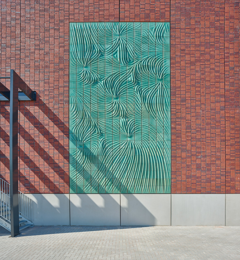 322 ceramic tiles translate electromagnetic fields into textured switchstation facade - 2