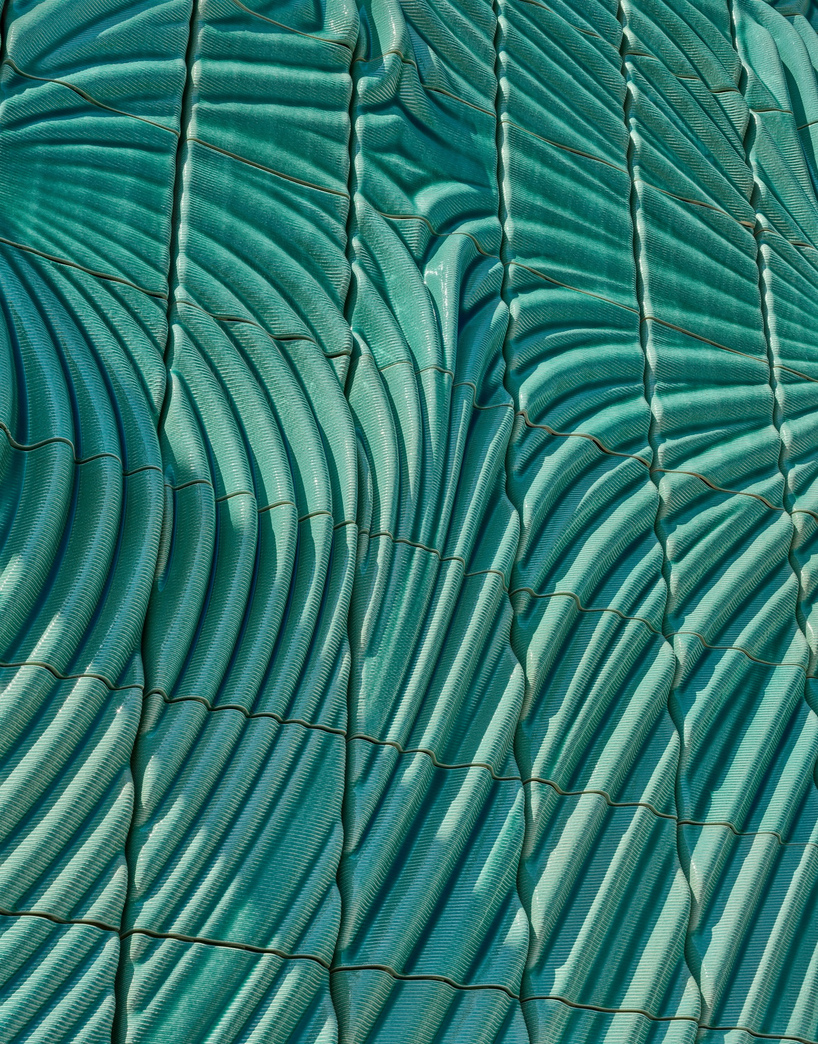 322 ceramic tiles translate electromagnetic fields into textured switchstation facade - 4