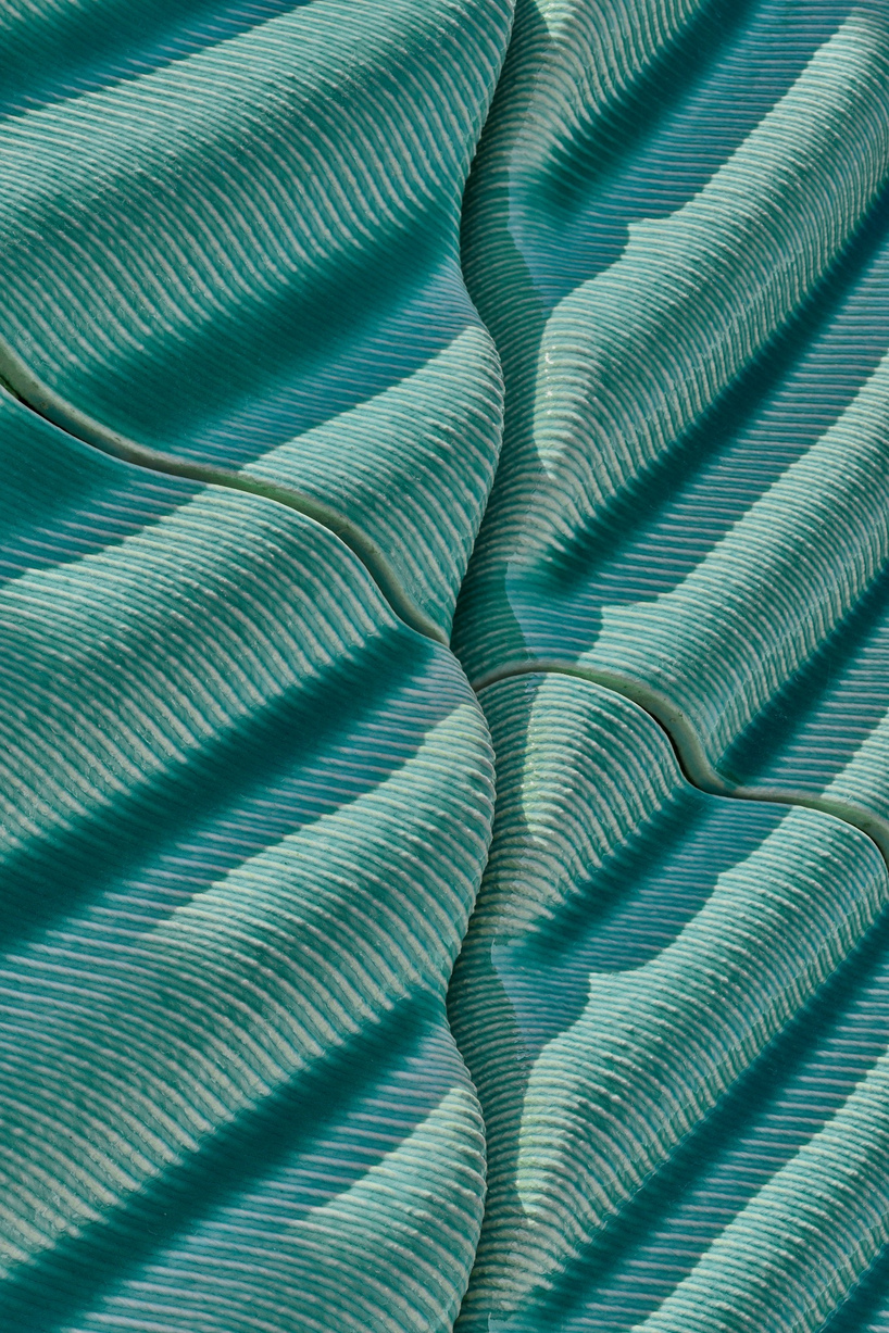 322 ceramic tiles translate electromagnetic fields into textured switchstation facade - 7