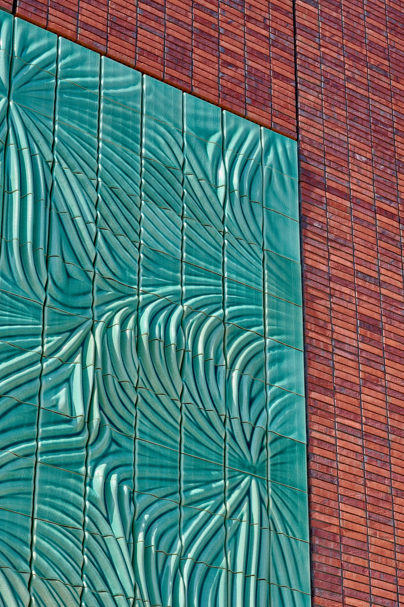 322 ceramic tiles translate electromagnetic fields into textured switchstation facade - 8