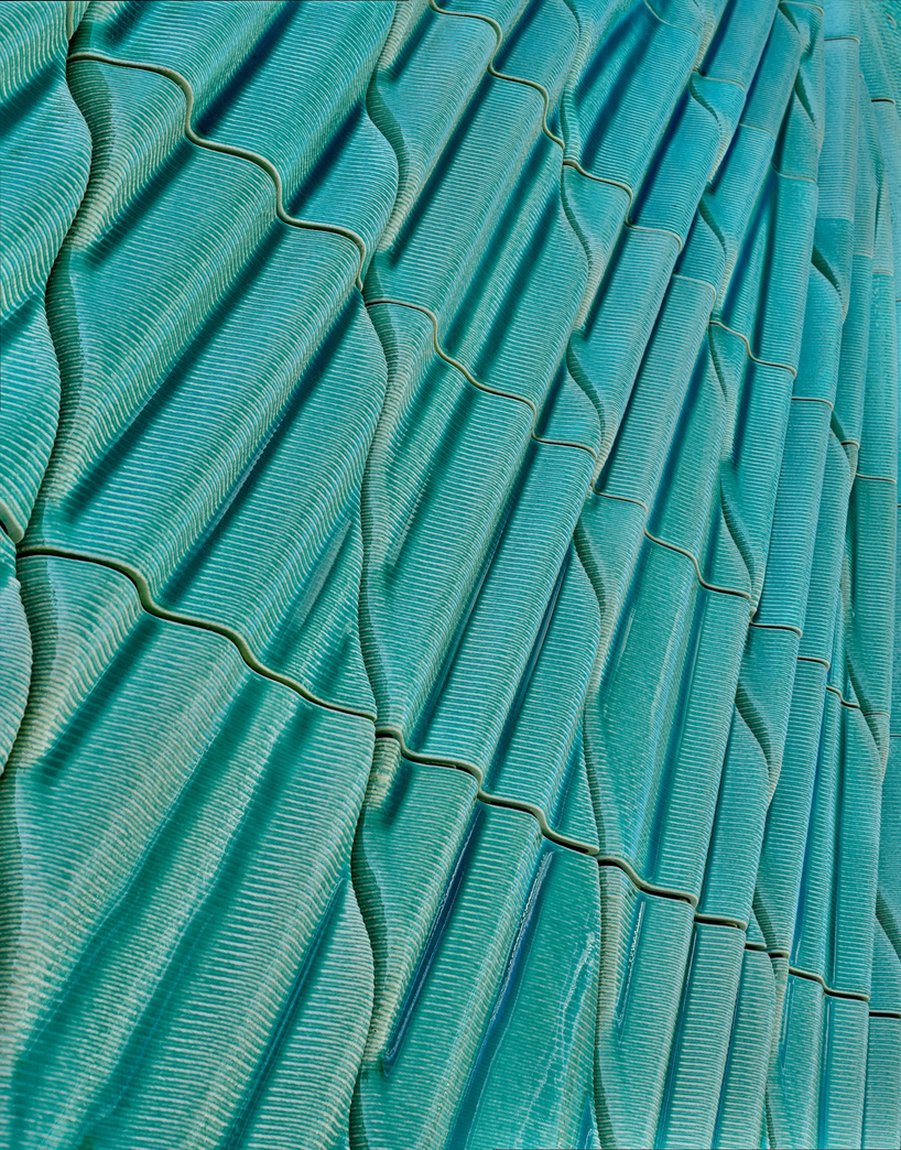 322 ceramic tiles translate electromagnetic fields into textured switchstation facade - 9