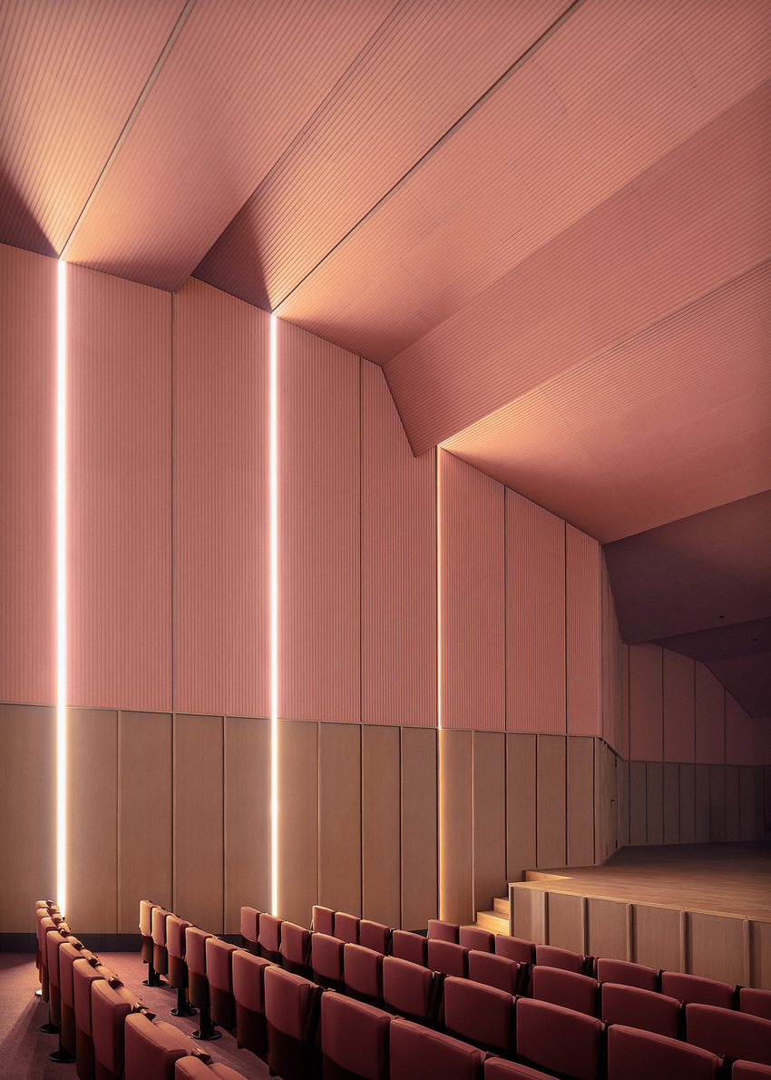 El interior rosa brillante da vida a la sala de conciertos de acústica adaptativa del Complejo Cultural del Saxofón Español