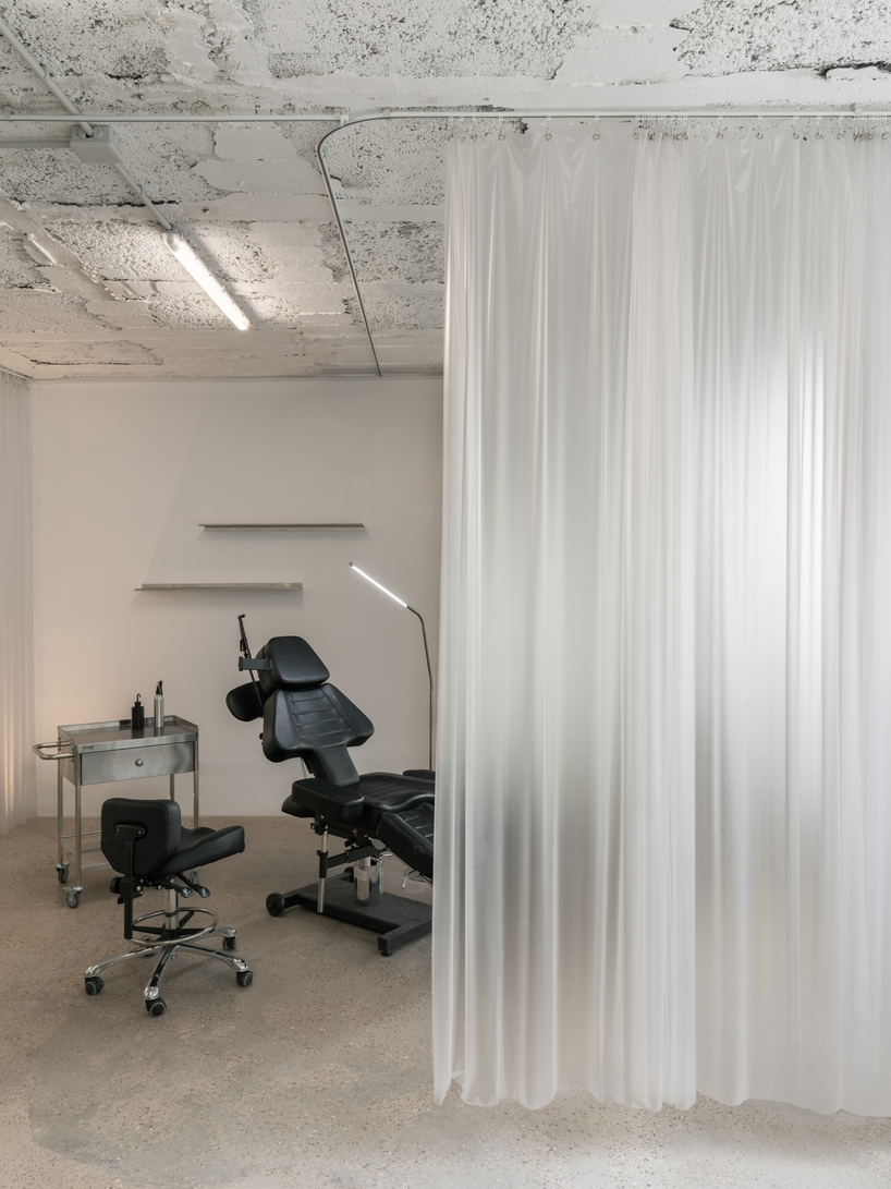 El estudio de tatuajes Blok, con sede en Barcelona, redefine los espacios estériles con interiores de hormigón y acero