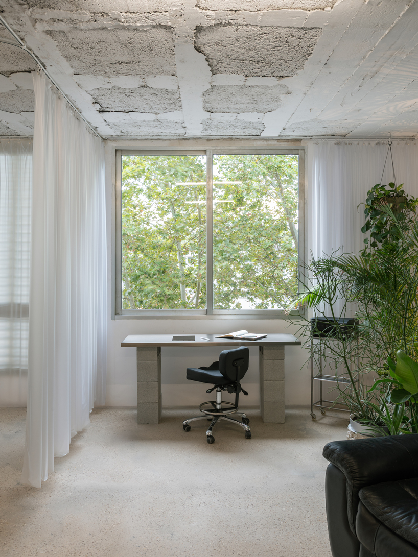 El estudio de tatuajes Blok, con sede en Barcelona, redefine los espacios estériles con interiores de hormigón y acero