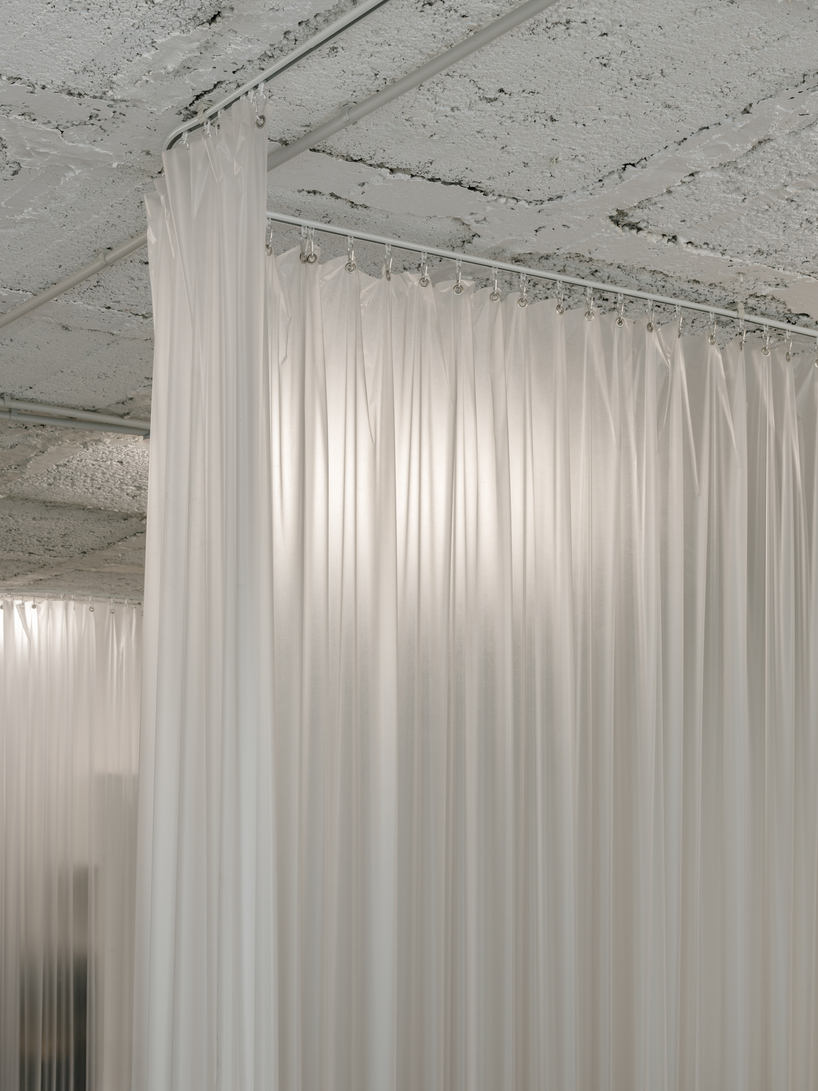 El estudio de tatuajes Blok, con sede en Barcelona, redefine los espacios estériles con interiores de hormigón y acero