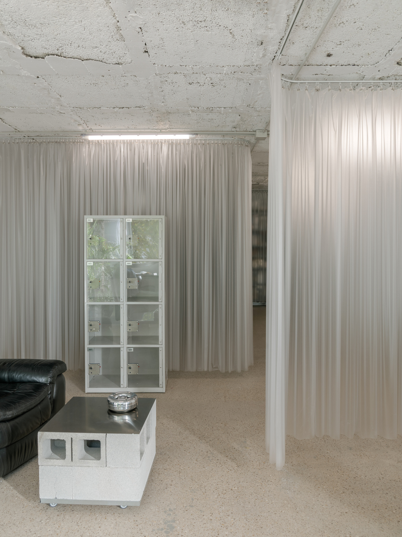 El estudio de tatuajes Blok, con sede en Barcelona, redefine los espacios estériles con interiores de hormigón y acero